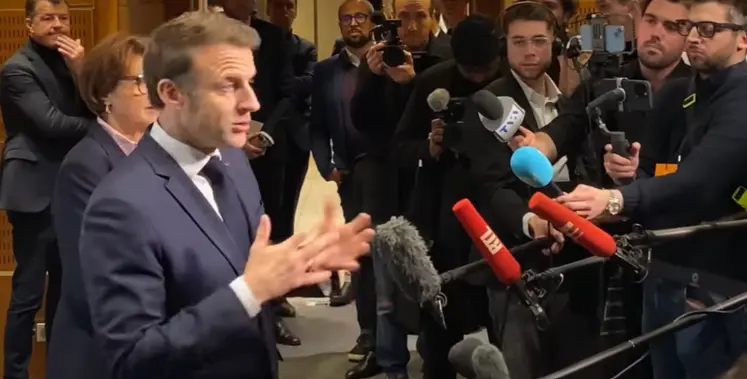 emmanuel macron devant les journalistes au sia 2025