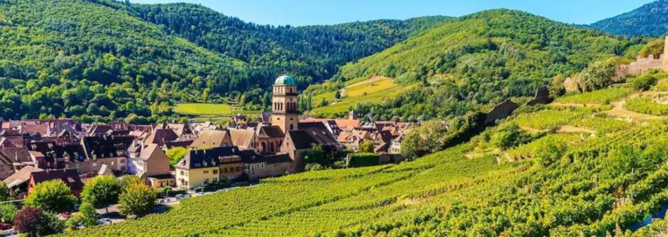 Village du Grand Est dans un paysage vallonné