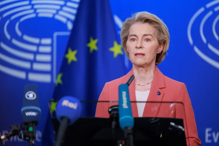 Ursula von der Leyen derrière des micros