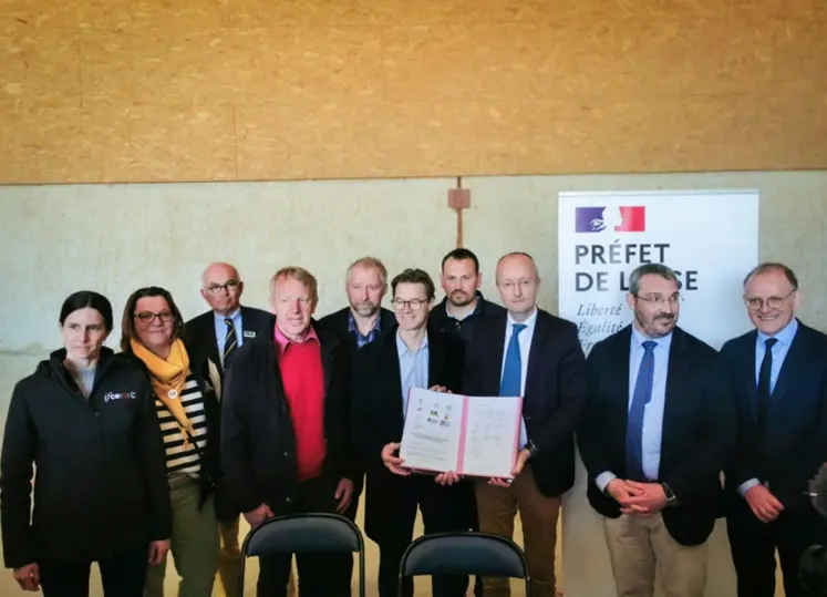 Différentes personnalités pour la signature de la charte