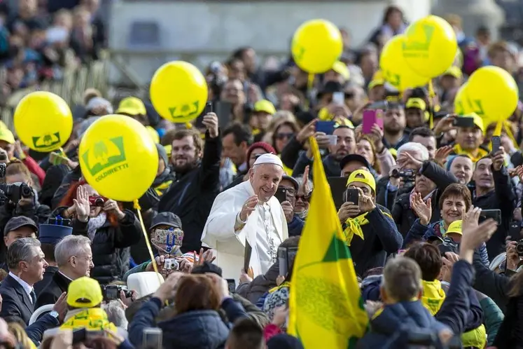 Le Pape François salue une foule d'agriculteurs du syndicat italien Coldiretti