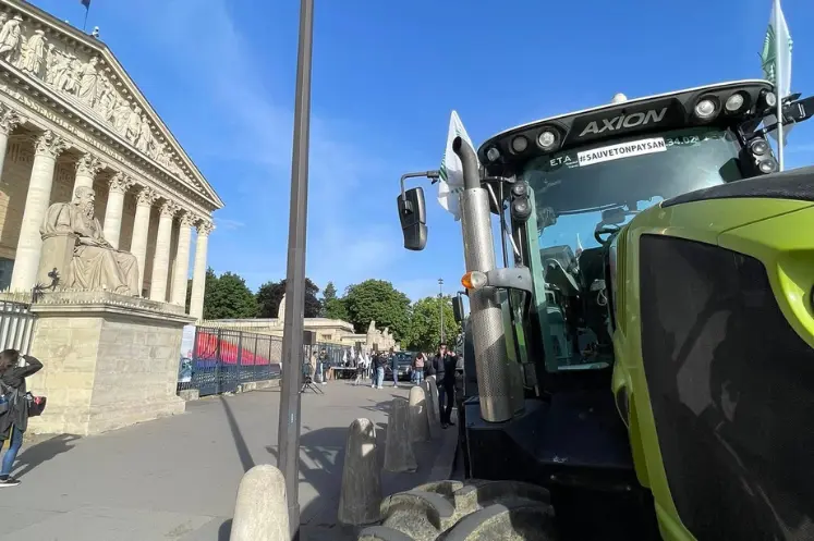 Tracteurs garés devant l'Assemblée nationale