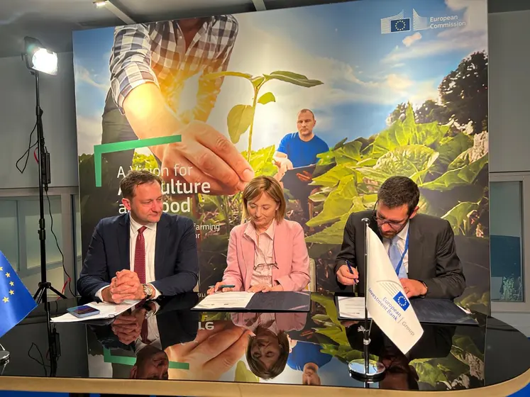 Christophe Hansen, commissaire européen à l’Agriculture, à côté de Gelsomina Vigliotti, vice-président de la BEI en charge de l’agriculture et Cédric Glorieux, directeur produits et solutions Banque populaire et Caisse d’Epargne, signant un accord le 8 mai.