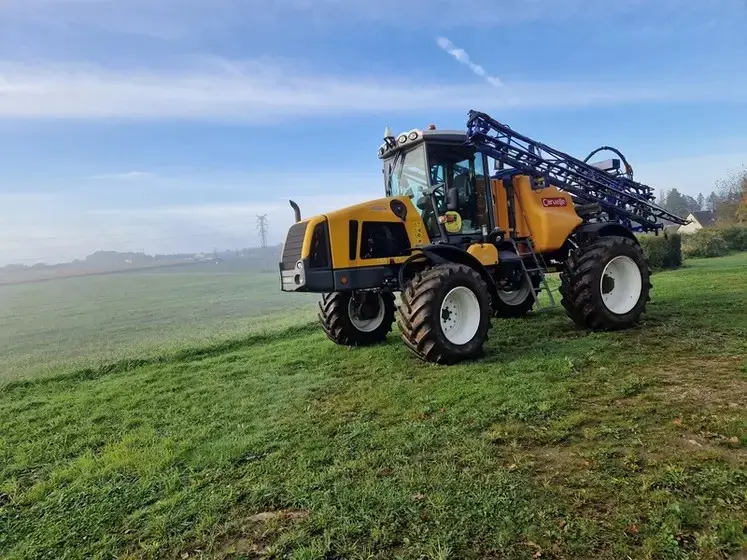     Pulvérisateur dans un champ   