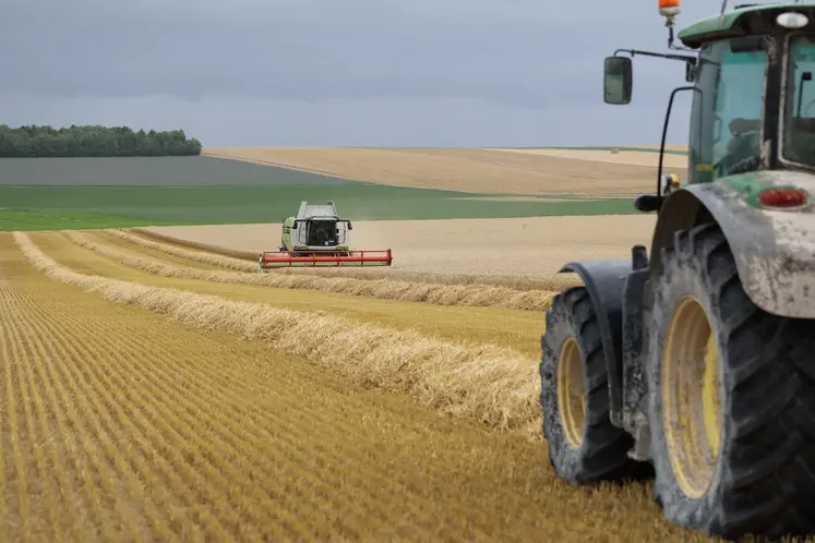 machines effectuant la moisson dans un champ