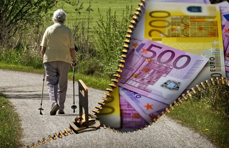 Femme âgée marchant dans la campagne avec des billets en euros à côté.