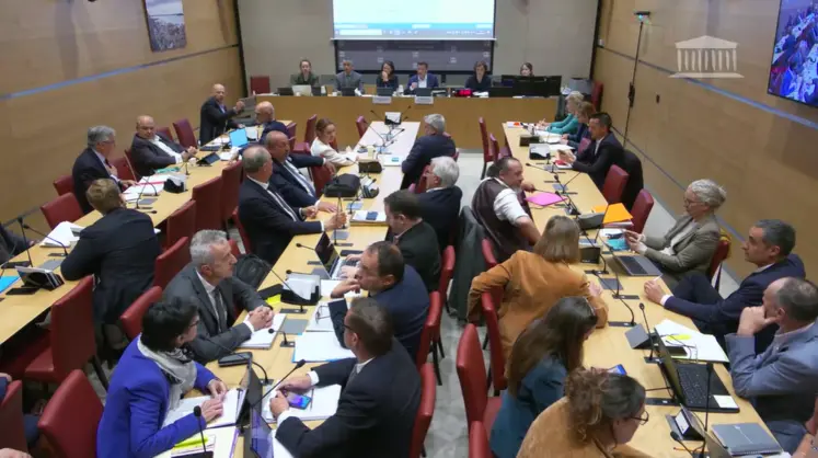 Les députés débattant de la proposition de loi (PPL) du sénateur Laurent Duplomb visant à « lever les contraintes à l’exercice du métier d’agriculteur » le 6 mai en commission du développement durable et de l'aménagement du territoire à l'Assemblée nationale.