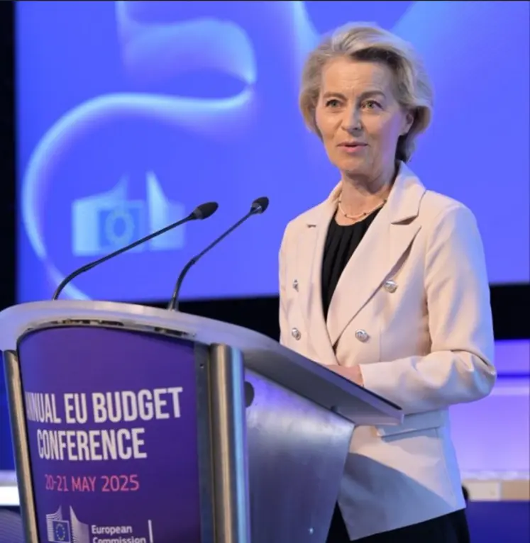 ursula von der leyen devant un micro
