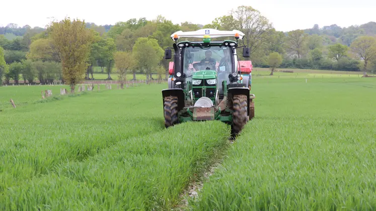 tracteur répandant de l'engrais dans un champ