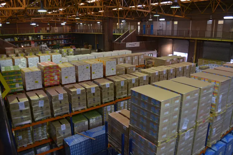 cartons alimentaires stockés dans un hangar