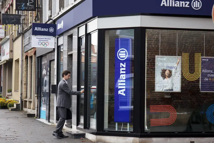 devanture d'une agence Allianz avec homme franchissant la porte