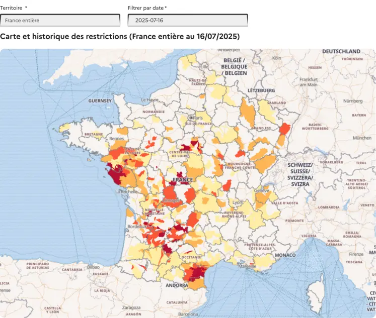 Carte des restrictions d'eau et des limitations d'irrigation par département pour les eaux de surface au 16 juillet 2025