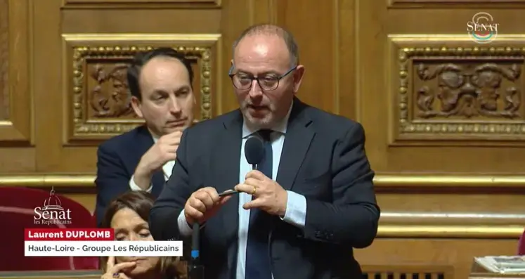 Le sénateur de Haute-Loire Laurent Duplomb devant le Sénat.