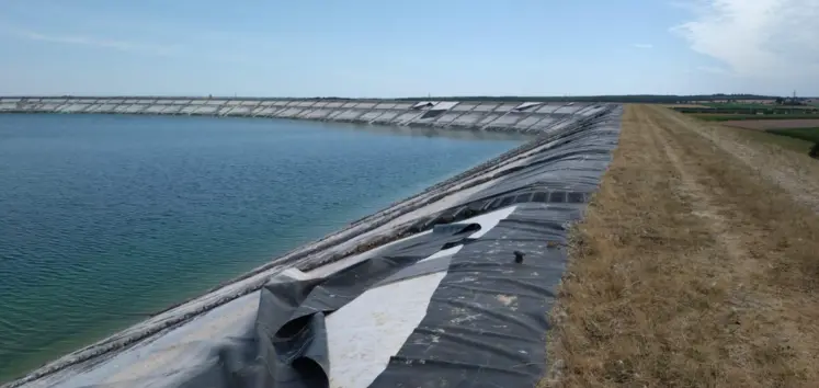Lacérations visibles sur les bâches d'une méga-bassine.