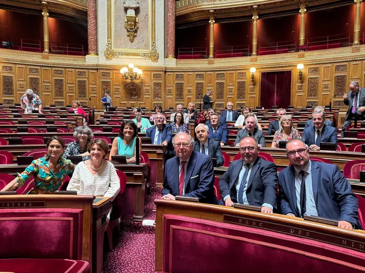 Annie Genevard et les sénateurs Pierre Cuypers (rapporteur du texte), Laurent Duplomb et Franck Menonville coauteurs de la proposition de loi visant à lever les contraintes à l’exercice du métier d’agriculteur le 2 juillet après le vote.