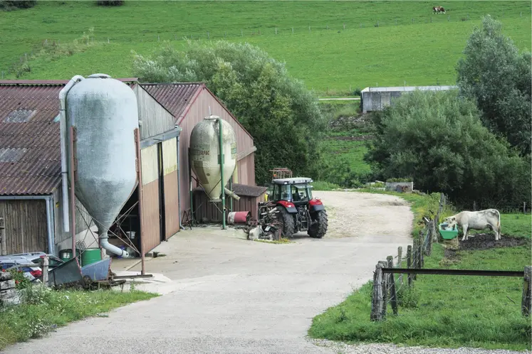 Tracteur devant un bâtiment d’élevage