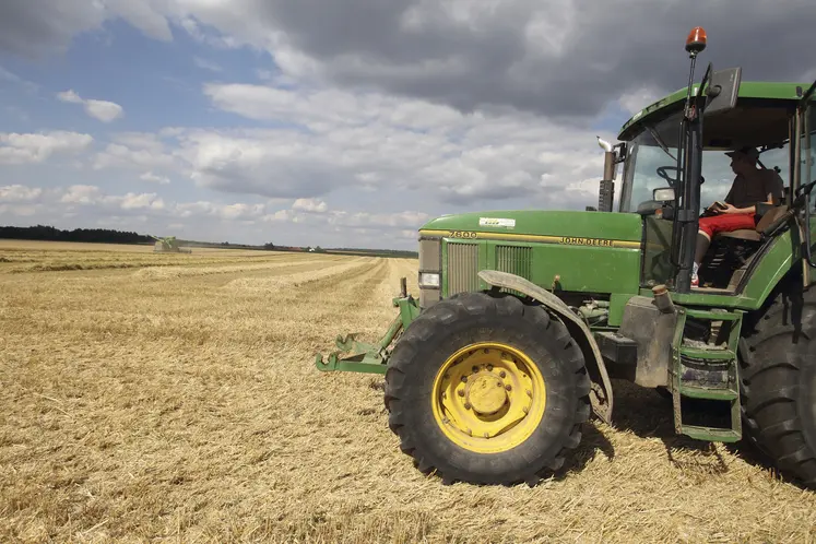 Tracteur dans un champ après récolte