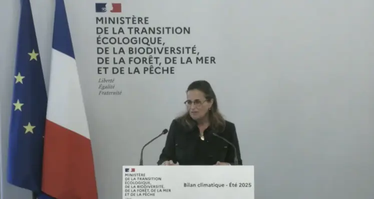 une femme derrière un pupitre devant un micro
