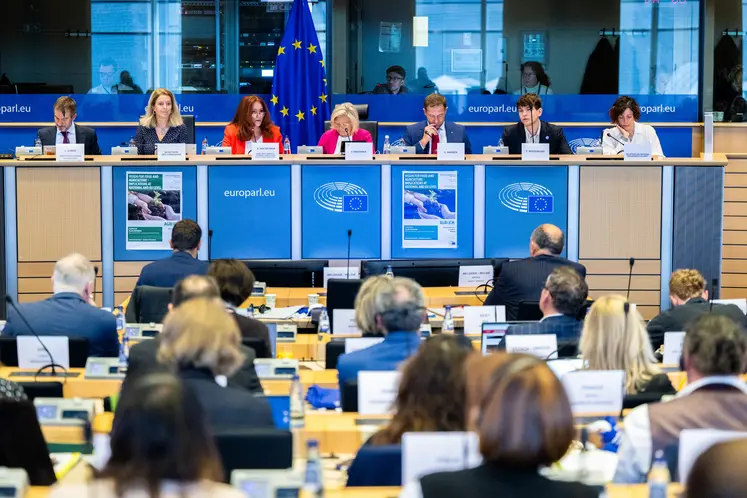 Les eurodéputés de la commission de l’Agriculture vus de dos lors du débat en commission le 24 septembre à Bruxelles.