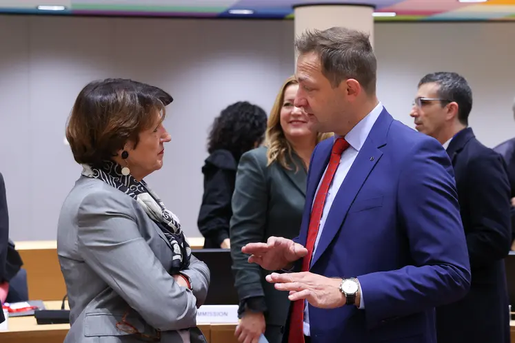 La ministre française de l’Agriculture Annie Genevard discute avec le commissaire européen à l'Agriculture Janusz Wojciechowski lors du conseil Agripêche à Bruxelles le 22 septembre.