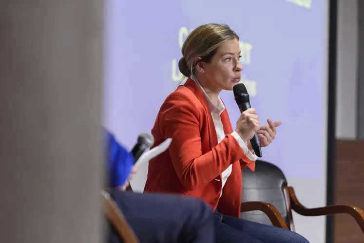 L'eurodéputée Céline Imart (droite) prend la parole dans une conférence