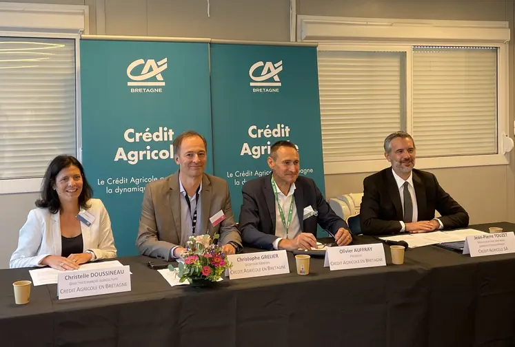 De gauche à droite :Christelle Doussineau, directrice marché agriculture Crédit Agricole en Bretagne - Christophe Grelier, secrétaire général Crédit Agricole en Bretagne - Olivier Auffray, Président Crédit Agricole en Bretagne - Jean-Pierre Touzet, Directeur pôle agri-agro, garantie et investissement à Crédit Agricole SA, lors d'une conférence de presse au Space 2025.