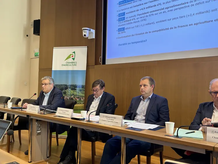 4 représentants des chambres d'agriculture lors d'une conférence de presse.