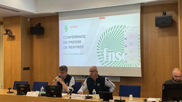 Le secrétaire général de la FNSEA Hervé Lapie et le président du syndicat Arnaud Rousseau en conférence de presse ce mardi 2 septembre.