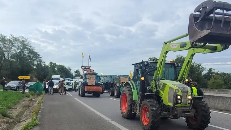 Cortège de tracteurs bloquant l’autoroute A20 en Haute Vienne.