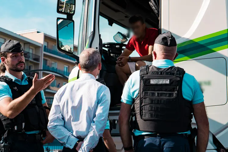   Adrien Sperry, directeur de cabinet de la préfète de la Loire, encadré de deux gendarmes lors d'un contrôle dans la Loire d'une bétaillère.