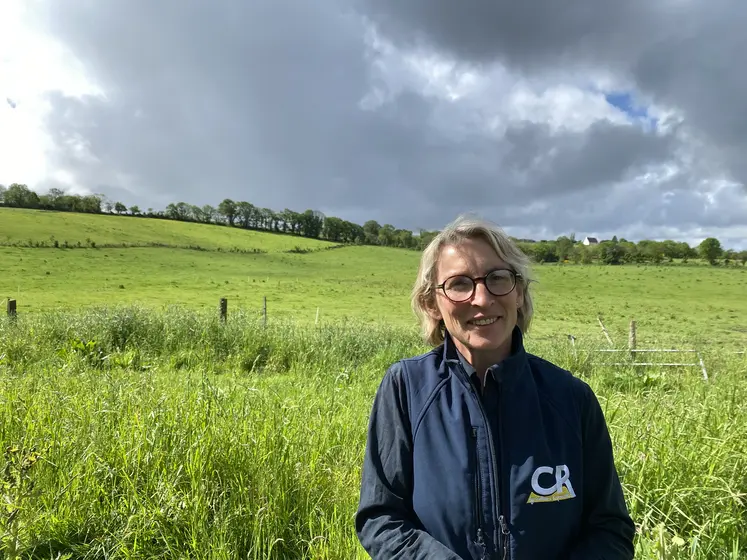 Véronique Le Floc’h devant une prairie en juin 2024 dans le Finistère.