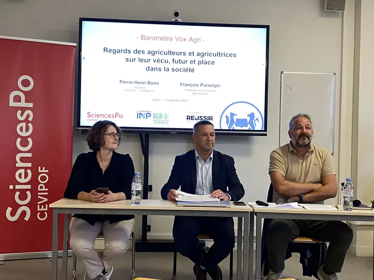 De gauche à droite : Nicole Ouvrard, directrice générale du groupe Réussir-Agra, François Purseigle, professeur des universités à Agro Toulouse et Pierre-Henri Bono, chercheur au Cevipof (Sciences Po) lors de la présentation du baromètre Vox-Agri à Sciences Po.