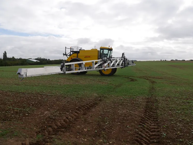 tracteur épandant des pesticides dans un champ