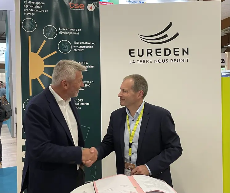 Bertrand Drouot L’Hermine, directeur général délégué au développement TSE (à gauche) et Dany Rochefort, président d'Eureden (à droite), lors de la signature du partnariat au Space le 16 septembre à Rennes.