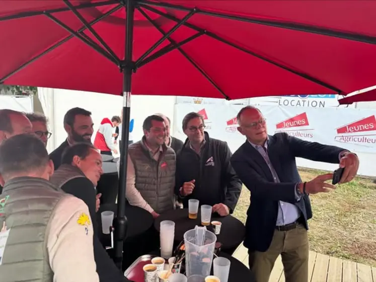 L’ancien premier Ministre et actuel maire du Havre Edouard Philippe prenant un selfie avec les représentant des Jeunes agriculteurs et notamment avec le président Pierrick Horel et le président de Chambre d'Agriculture France Sébastien Windsor lors de l'évènement des Terres de Jim.