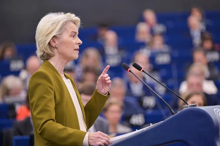 La présidente de la Commission européenne Ursula von der Leyen tenant son discours annuel devant les eurodéputés au Parlement européen à Strasbourg le 10 septembre
