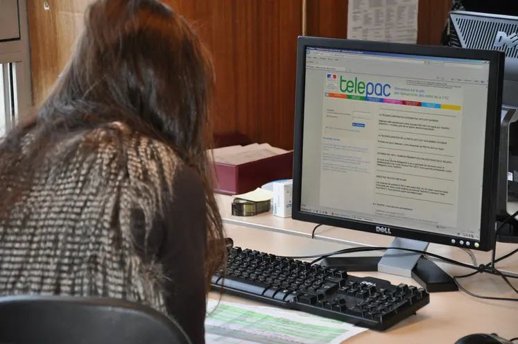 Jeune femme de dos faisant sa déclaration PAC