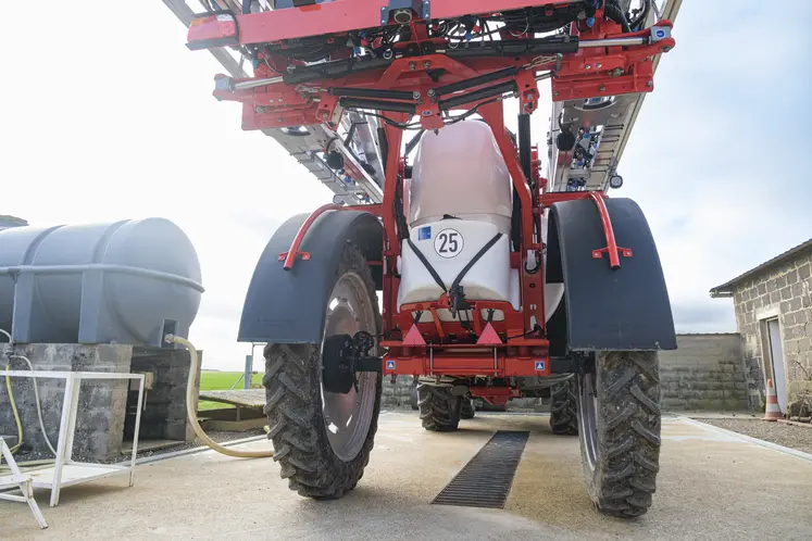 tracteur équipé d'un pulvérisateur