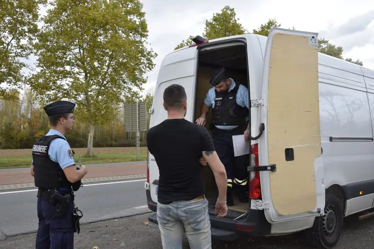 Gendarmes contrôlant une camionnette blanche