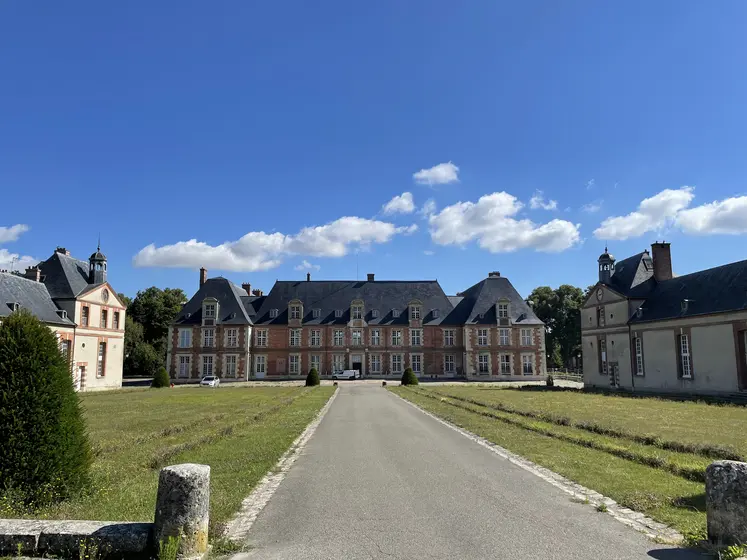 Vue du Château du domaine de Grignon dans les Yvelines