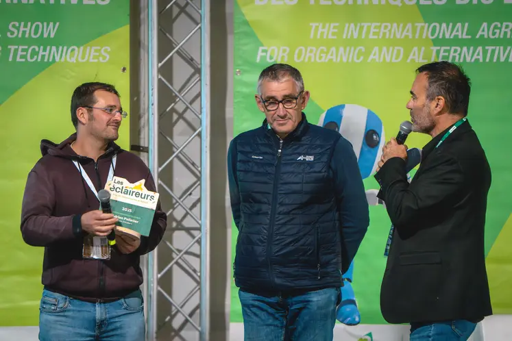 Au salon Tech&Bio 2025, Adrien Pelletier reçoit le prix de l'innovation agroécologique.