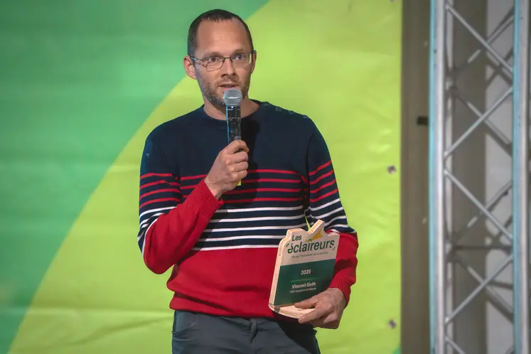 Au salon Tech&Bio 2025, Vincent Guth reçoit le prix de l’innovation technologique.