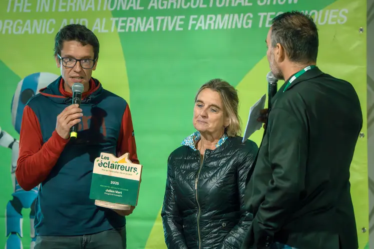 Au salon Tech’n Bio 2025, Julien Vert reçoit le prix de l’innovation sociale et solidaire.
