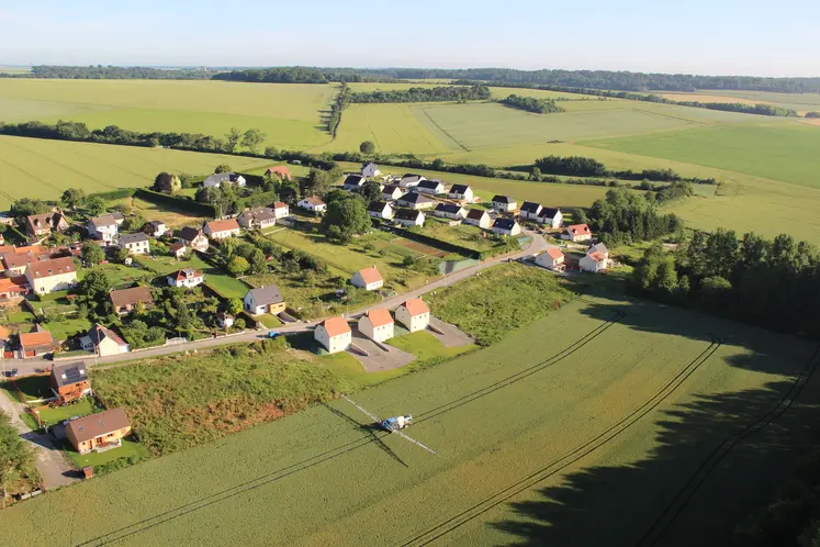 vue aérienne d'un village au milieu de champs