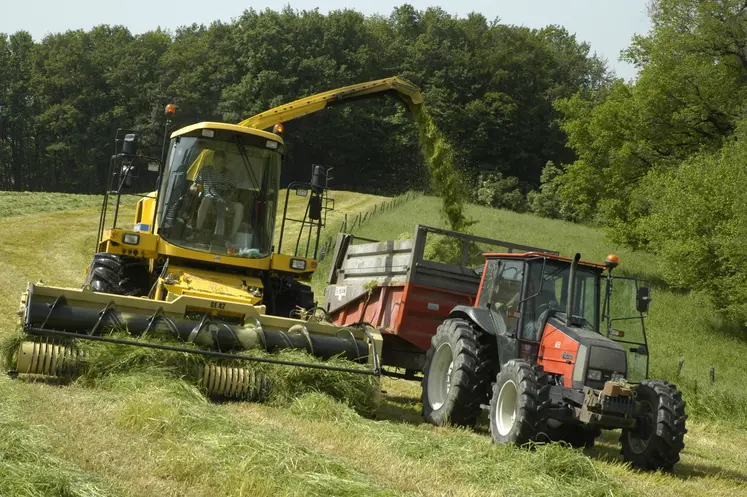 Chantier d’enlisage d’herbe avec du matériel de Cuma  
