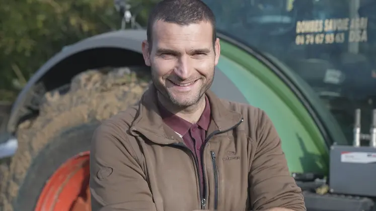   Benoît Merlo, polyculteur-éleveur bio, devant son tracteur.