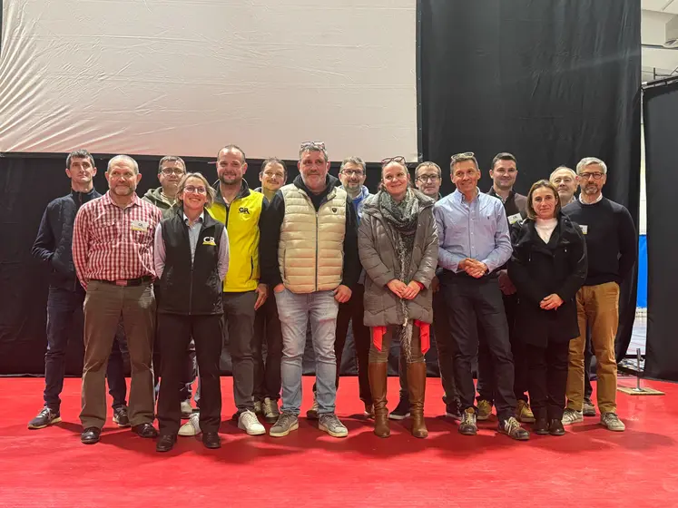    Au centre, Bertrand Venteau nouveau président de la Coordination rurale, élu ce 19 novembre entouré de la nouvelle équipe dirigeante dont la présidente sortante Véronique Le Floc’h. 