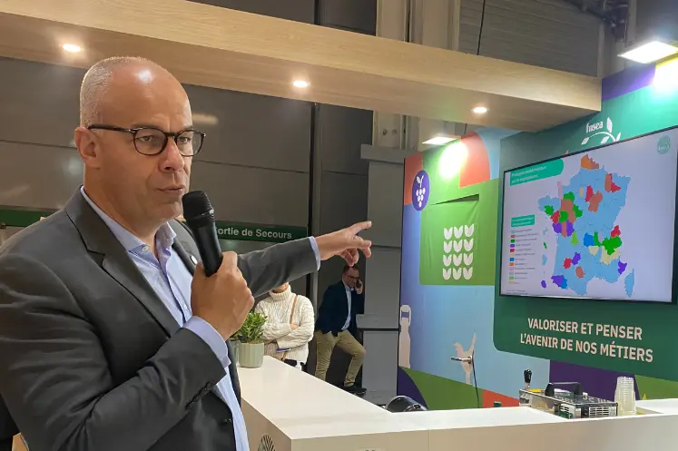 Arnaud Rousseau, président de la FNSEA, montre une carte au salon des maires