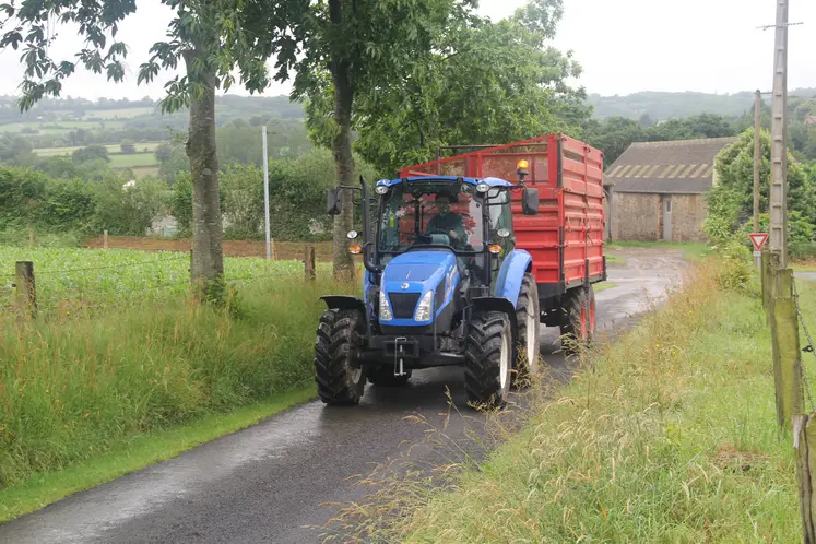 tracteur avec une remorque circulant sur un chemin de campagne 