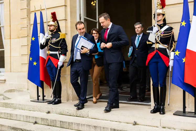 Sébastien Lecornu, sur le perron de Matignon, avec la ministre de l’agriculture Annie Genevard et le commissaire européen à l’Agriculture Christophe Hansen.  